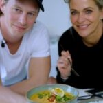 Karen Damen Instagram - THAISE CURRY! Karen's lievelingsgerecht! Gekruid met veel chili en nog meer slappe lach!🤣 Wat een heerlijke middag! 🫶Laat even in de caption weten wat jouw lievelingsgerecht is!👇 👉Dit heb je nodig ( 2-4p) 2 stengels citroengras 5 cm galangal ( of gember) 3 tl sambal 2 sjalotjes 4 tenen look 3 el neutrale olie ( pinda bvb) 10 blaadjes limoenblad ( uit diepvries) 3 takken koriander ( liefst met wortel) 1 el peperbollen 1 el korianderzaad 1 el komijn 1 el suiker 1 limoen 1 grote tl garnalenpasta 100 g kerstomaten 2 el tomatenpuree 1.5 bouillonblokje kip 2 kipfilets 1 selder Extra Kerstomaatjes 800 ml kokosmelk Lente-ui Extra: rijst 👉 rooster de peperbollen en korianderzaad. Doe samen met de komijn in een blender ( of mixer) samen met fijngesneden galangal, 1 stengel fijngesneden citroengras, de look, Sjalotten, 6 limoenblad, de sambal en 3 takken koriander en de garnalenpasta. Voeg de olie toe en maak er een pasta van. Bak de pasta in een scheut olie en roer voortdurend zodat er niets aanbakt. Bak ongeveer 8 minuten. Voeg dan de suiker, een tweede citroengras, het overgebleven limoenblad de kerstomaatjes en wat limoen toe. Blus met de kokosmelk en laat pruttelen. Voeg wat passata toe. Laat 15 min pruttelen. Haal door een zeefje Snijd de kip in zeer fijne plakjes. Snijd de selder fijn en voeg toe samen met de kip en tomaat. Laat nog 10 min pruttelen en serveer!🥰 Werk af met lente-ui, koriander, limoen en extra spice #curry #spicy #oosters #thais #kip #koken #recepten #foodreel #foodvideo #karendamen #themessychef