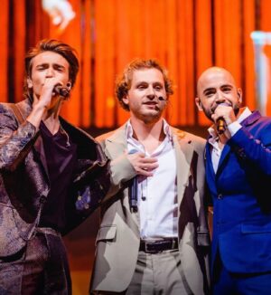 Karen Damen Instagram - Wat een dag, wat een feest, wat een eer om met deze heerlijke bende op het podium te mogen staan… Maar vooral: Wat ben ik trots om deel te mogen uitmaken van de mooiste Familie van het land! Dankjewel aan iedereen die dit mogelijk heeft gemaakt! ♥️🙏 @vtmfamilie #30jaarfamilie @lotto.arena
