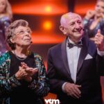 Karen Damen Instagram - Wat een dag, wat een feest, wat een eer om met deze heerlijke bende op het podium te mogen staan… Maar vooral: Wat ben ik trots om deel te mogen uitmaken van de mooiste Familie van het land! Dankjewel aan iedereen die dit mogelijk heeft gemaakt! ♥️🙏 @vtmfamilie #30jaarfamilie @lotto.arena