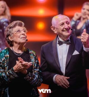 Karen Damen Instagram - Wat een dag, wat een feest, wat een eer om met deze heerlijke bende op het podium te mogen staan… Maar vooral: Wat ben ik trots om deel te mogen uitmaken van de mooiste Familie van het land! Dankjewel aan iedereen die dit mogelijk heeft gemaakt! ♥️🙏 @vtmfamilie #30jaarfamilie @lotto.arena