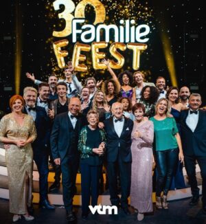 Karen Damen Instagram - Wat een dag, wat een feest, wat een eer om met deze heerlijke bende op het podium te mogen staan… Maar vooral: Wat ben ik trots om deel te mogen uitmaken van de mooiste Familie van het land! Dankjewel aan iedereen die dit mogelijk heeft gemaakt! ♥️🙏 @vtmfamilie #30jaarfamilie @lotto.arena