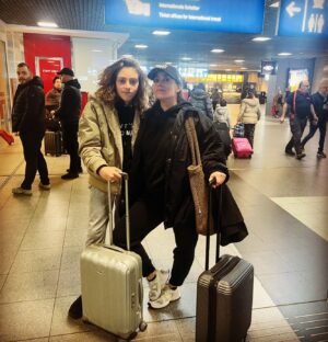 Karen Damen Instagram - Met een klein hartje deze twee schatten gaan uitzwaaien. 💔Have fun, lieverds! @sky_vdw @stephanievanderwee #london