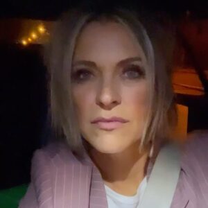Karen Damen Instagram - Ik mag hopen dat de bevoegde instanties hier gepast op reageren door streng op te treden, alsook de ouders van de daders. Want de slachtoffers dragen deze traumatische ervaring mee voor de rest van hun leven. Dus aub: Pak dit vast en doe er iets aan!!!
Zinloos geweld moet dringend de wereld uit. Veel moed en liefde voor de slachtoffers. Dikke knuffel, Karen. (en @niels_destadsbader) ♥️