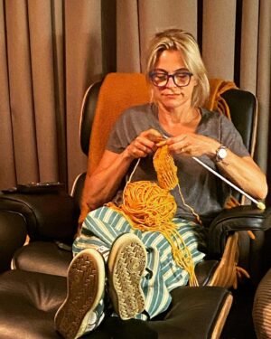 Karen Damen Instagram - Dit weekend aan de nieuwe collectie begonnen. 😂 @kristinaknitwear @kirstendamen71 @kirsten_damen_prive