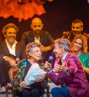 Karen Damen Instagram - Wat een dag, wat een feest, wat een eer om met deze heerlijke bende op het podium te mogen staan… Maar vooral: Wat ben ik trots om deel te mogen uitmaken van de mooiste Familie van het land! Dankjewel aan iedereen die dit mogelijk heeft gemaakt! ♥️🙏 @vtmfamilie #30jaarfamilie @lotto.arena