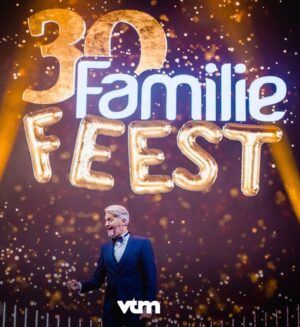 Karen Damen Instagram - Wat een dag, wat een feest, wat een eer om met deze heerlijke bende op het podium te mogen staan… Maar vooral: Wat ben ik trots om deel te mogen uitmaken van de mooiste Familie van het land! Dankjewel aan iedereen die dit mogelijk heeft gemaakt! ♥️🙏 @vtmfamilie #30jaarfamilie @lotto.arena