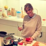 Karen Damen Instagram - I cook with wine. Sometimes I even add it to the food.🤪 Met mijn code 'HELLOKAREN75' ontvang je nu tot wel 75€ korting op je eerste drie boxen! Zowel voor oude als nieuwe HelloFresh'ers💚 (als je meer dan 3 maanden geleden je lidmaatschap hebt opgezegd). @hellofreshbe #hellofreshbe