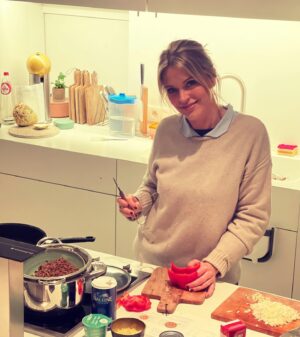 Karen Damen Instagram - I cook with wine. Sometimes I even add it to the food.🤪 Met mijn code 'HELLOKAREN75' ontvang je nu tot wel 75€ korting op je eerste drie boxen! Zowel voor oude als nieuwe HelloFresh'ers💚 (als je meer dan 3 maanden geleden je lidmaatschap hebt opgezegd). @hellofreshbe #hellofreshbe