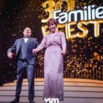 Karen Damen Instagram - Wat een dag, wat een feest, wat een eer om met deze heerlijke bende op het podium te mogen staan… Maar vooral: Wat ben ik trots om deel te mogen uitmaken van de mooiste Familie van het land! Dankjewel aan iedereen die dit mogelijk heeft gemaakt! ♥️🙏 @vtmfamilie #30jaarfamilie @lotto.arena