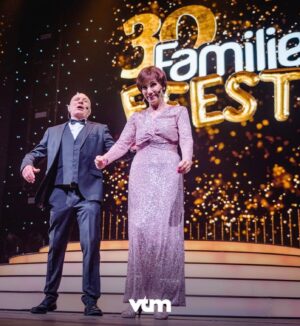 Karen Damen Instagram - Wat een dag, wat een feest, wat een eer om met deze heerlijke bende op het podium te mogen staan… Maar vooral: Wat ben ik trots om deel te mogen uitmaken van de mooiste Familie van het land! Dankjewel aan iedereen die dit mogelijk heeft gemaakt! ♥️🙏 @vtmfamilie #30jaarfamilie @lotto.arena