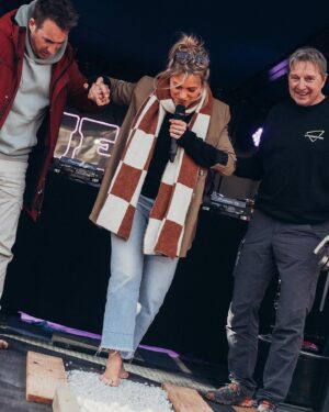 Karen Damen Instagram - Wat een bedrag! 😱 Je zou voor minder een gekke bek trekken. 🤪 Succes om dat morgen te overtreffen in Limburg @noragharib en @bart.appeltans. #degrotejezactieweek
