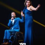 Karen Damen Instagram - Wat een dag, wat een feest, wat een eer om met deze heerlijke bende op het podium te mogen staan… Maar vooral: Wat ben ik trots om deel te mogen uitmaken van de mooiste Familie van het land! Dankjewel aan iedereen die dit mogelijk heeft gemaakt! ♥️🙏 @vtmfamilie #30jaarfamilie @lotto.arena