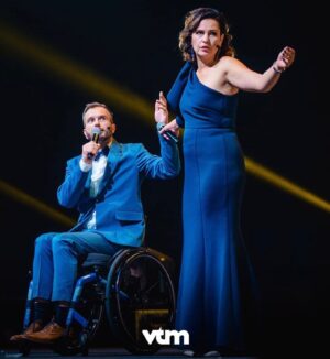 Karen Damen Instagram - Wat een dag, wat een feest, wat een eer om met deze heerlijke bende op het podium te mogen staan… Maar vooral: Wat ben ik trots om deel te mogen uitmaken van de mooiste Familie van het land! Dankjewel aan iedereen die dit mogelijk heeft gemaakt! ♥️🙏 @vtmfamilie #30jaarfamilie @lotto.arena