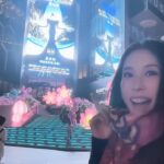 Karen Mok Man-Wai Instagram - Me meeting Big Big Me! 🤭 明天14:00 [The Big Big Show | 大秀一場] 北京站開票 ! 我在北京等你哦 🎫Ticket info - link in bio #莫文蔚大秀一场演唱会  #somethingbig #thebigbigshow  #鳥巢 #themasters  #莫文蔚 #KarenMOK