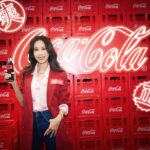 Karen Mok Man-Wai Instagram - 情與義 值千金🤝 今日嚟咗 @cocacolahk 《食神》嚐聚滋味館，火雞姐嘅感覺返哂嚟，個人仲自信咗、大隻咗⋯講笑啫！ 多謝 @cocacolahk 同 @hingkeehk 今次重現咗咁多經典 《食神》場景，唔單止有得試限定黯然銷魂飯，仲有得VR打牛丸乒乓波，啲回憶真係返晒嚟～ 你都快啲過嚟廟街嘅可口可樂® 《食神》嚐聚滋味館，一齊嚐盡情與義滋味啦！開到 3 月 10 號咋～ #CocaColaHK #可口可樂 #RecipeForMagic #Foodmarks #人情滋味 #嚐聚在一起 #情與義 #可口可樂食神嚐聚滋味館
