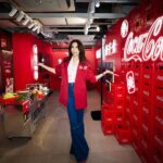 Karen Mok Man-Wai Instagram - 情與義 值千金🤝 今日嚟咗 @cocacolahk 《食神》嚐聚滋味館，火雞姐嘅感覺返哂嚟，個人仲自信咗、大隻咗⋯講笑啫！ 多謝 @cocacolahk 同 @hingkeehk 今次重現咗咁多經典 《食神》場景，唔單止有得試限定黯然銷魂飯，仲有得VR打牛丸乒乓波，啲回憶真係返晒嚟～ 你都快啲過嚟廟街嘅可口可樂® 《食神》嚐聚滋味館，一齊嚐盡情與義滋味啦！開到 3 月 10 號咋～ #CocaColaHK #可口可樂 #RecipeForMagic #Foodmarks #人情滋味 #嚐聚在一起 #情與義 #可口可樂食神嚐聚滋味館