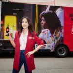 Karen Mok Man-Wai Instagram - 情與義 值千金🤝 今日嚟咗 @cocacolahk 《食神》嚐聚滋味館，火雞姐嘅感覺返哂嚟，個人仲自信咗、大隻咗⋯講笑啫！ 多謝 @cocacolahk 同 @hingkeehk 今次重現咗咁多經典 《食神》場景，唔單止有得試限定黯然銷魂飯，仲有得VR打牛丸乒乓波，啲回憶真係返晒嚟～ 你都快啲過嚟廟街嘅可口可樂® 《食神》嚐聚滋味館，一齊嚐盡情與義滋味啦！開到 3 月 10 號咋～ #CocaColaHK #可口可樂 #RecipeForMagic #Foodmarks #人情滋味 #嚐聚在一起 #情與義 #可口可樂食神嚐聚滋味館