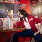 Karen Mok Man-Wai Instagram - 情與義 值千金🤝 今日嚟咗 @cocacolahk 《食神》嚐聚滋味館，火雞姐嘅感覺返哂嚟，個人仲自信咗、大隻咗⋯講笑啫！ 多謝 @cocacolahk 同 @hingkeehk 今次重現咗咁多經典 《食神》場景，唔單止有得試限定黯然銷魂飯，仲有得VR打牛丸乒乓波，啲回憶真係返晒嚟～ 你都快啲過嚟廟街嘅可口可樂® 《食神》嚐聚滋味館，一齊嚐盡情與義滋味啦！開到 3 月 10 號咋～ #CocaColaHK #可口可樂 #RecipeForMagic #Foodmarks #人情滋味 #嚐聚在一起 #情與義 #可口可樂食神嚐聚滋味館