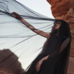 Karen Mok Man-Wai Instagram - Desert dreams 💭💫  《MOEVIR》2024年04月號 | 2024 April Issue  📸: @ffflyy2 💄: @omix  💇‍♀️: @derrick_ng    #莫文蔚 #KarenMOK #Moevir