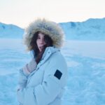 Karen Mok Man-Wai Instagram - 零下三十度在冰湖上跳舞❄️💃 Frozen🧚🏻 🎿 @jackwolfskin 💇‍♀️ @carrcheng 💄 @lingchan_makeup 📸 @janshenphoto #莫文蔚 #KarenMOK #莫貓Vlog #MokAByeKittyVlog