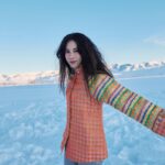 Karen Mok Man-Wai Instagram - 零下三十度在冰湖上跳舞❄️💃 Frozen🧚🏻 🎿 @jackwolfskin 💇‍♀️ @carrcheng 💄 @lingchan_makeup 📸 @janshenphoto #莫文蔚 #KarenMOK #莫貓Vlog #MokAByeKittyVlog