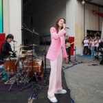 Karen Mok Man-Wai Instagram - 《豹變》首唱 with The Masters! @terrychan808 @araiz @jamesjhl & @lawrencekumusic  Great times! 🎉  Check out my new toy - the electric Guzheng! Karen:  👗: @tomford ⛓️: @boucheron   👠: @rogervivier 💇‍♀️: @carrcheng 💄: @lingchan_makeup 📸: @janshenphoto Styling by @alvingoh The Masters: @lanecrawford #古箏 #flashmob #豹變#somethingbig #thebigbigshow #themasters #鳥巢  #莫文蔚 #KarenMOK