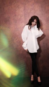 Karen Mok Man-Wai Instagram - 最新單曲〈被我弄丟的你〉 這個春天最不想弄丟的好歌🎶 你聽了嗎？ 🎧聽歌 🎬看MV 👉點擊主頁連結 New single “I Miss You” OUT NOW💭 MV & Music Link in bio🔗 #被我弄丟的你 #莫式情歌 #莫文蔚 #KarenMOK #NewRelease