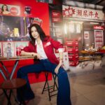 Karen Mok Man-Wai Instagram - 情與義 值千金🤝 今日嚟咗 @cocacolahk 《食神》嚐聚滋味館，火雞姐嘅感覺返哂嚟，個人仲自信咗、大隻咗⋯講笑啫！ 多謝 @cocacolahk 同 @hingkeehk 今次重現咗咁多經典 《食神》場景，唔單止有得試限定黯然銷魂飯，仲有得VR打牛丸乒乓波，啲回憶真係返晒嚟～ 你都快啲過嚟廟街嘅可口可樂® 《食神》嚐聚滋味館，一齊嚐盡情與義滋味啦！開到 3 月 10 號咋～ #CocaColaHK #可口可樂 #RecipeForMagic #Foodmarks #人情滋味 #嚐聚在一起 #情與義 #可口可樂食神嚐聚滋味館