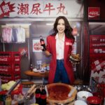 Karen Mok Man-Wai Instagram - 情與義 值千金🤝 今日嚟咗 @cocacolahk 《食神》嚐聚滋味館，火雞姐嘅感覺返哂嚟，個人仲自信咗、大隻咗⋯講笑啫！ 多謝 @cocacolahk 同 @hingkeehk 今次重現咗咁多經典 《食神》場景，唔單止有得試限定黯然銷魂飯，仲有得VR打牛丸乒乓波，啲回憶真係返晒嚟～ 你都快啲過嚟廟街嘅可口可樂® 《食神》嚐聚滋味館，一齊嚐盡情與義滋味啦！開到 3 月 10 號咋～ #CocaColaHK #可口可樂 #RecipeForMagic #Foodmarks #人情滋味 #嚐聚在一起 #情與義 #可口可樂食神嚐聚滋味館