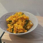 Karen Otomo Instagram - ちょっとした秘密ですが、 一度ハマったご飯は毎日食べられます🎃 旬とか関係なく、ずっとかぼちゃを食べてたい🤤 ところで、かぼちゃの旬って…？ 緑黄色野菜の夏っぽさもあるけど、ハロウィンは秋だし。 春じゃないことは確か。 果穂ちゃん💐からもらったお気に入りの器と、卵とかぼちゃのサラダ。 さて、本日、中居正広の土曜日な会に出演します！ お時間ありましたらぜひ！