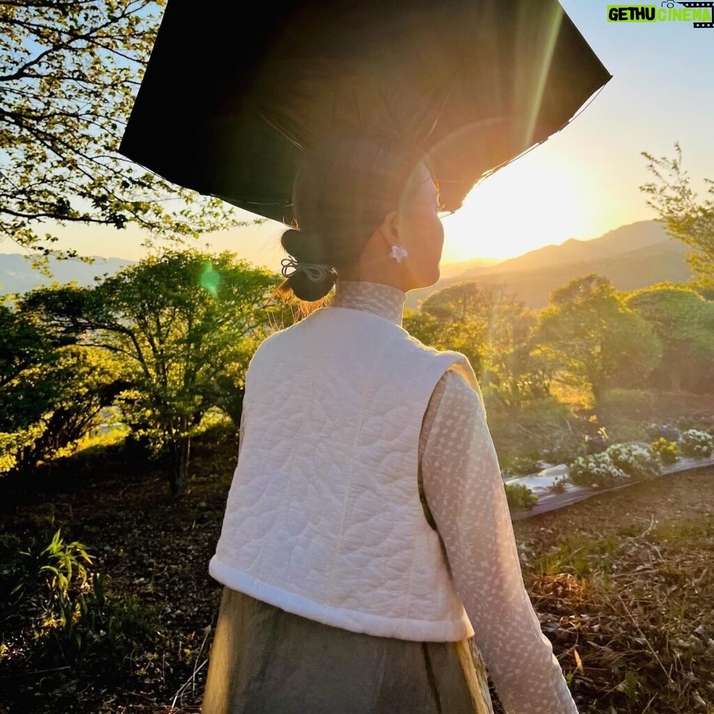 Karen Otomo Instagram - お仕事の合間たち。 先出しのオフすぎショット。 後半何枚かは、今週末の旅サラダのロケの合間。 ラスト6枚目、傘がひっくり返っていても気にしない精神力を身につけた模様。