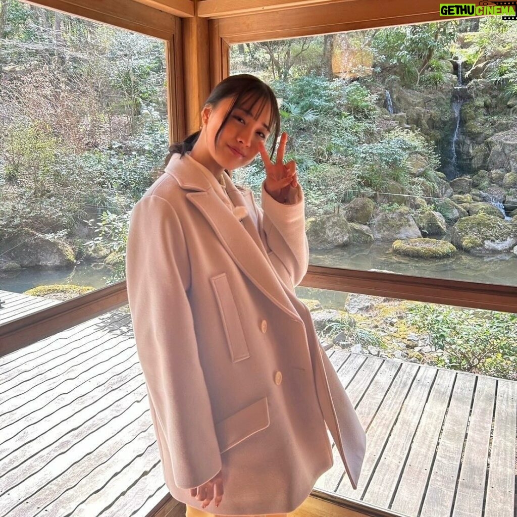 Karen Otomo Instagram - 最近のびっくり話。 きっと皆さんもびっくりして もはやマンネリ話かもですが、 もう8割方、夏ですね🥵 （でも今日の東京は、雨で少し涼しい✨） 夏に着ようと思ってた Tシャツやら何やら着てしまって、 あれ？ これってつまり、 夏は何も着ないってことかな？😇 と、口に出したら ぎょっとされるようなことまで、 頭の中で考えるクローゼットの前の日々。 今年の夏も、 エルニーニョとラニーニャの名残が ばちばちしてるのかしら？ また勉強しておこうっと📚 さて、 今週の予定です。 4月22日(月) ・17:10〜FM GUNMA「POTLUCK flower pot」 ・22:00〜Abema「今日、好きになりました。」 4月23日（火） ・11:55〜日本テレビ「ヒルナンデス！ローカル線の旅」 4月25日(木) ・22:00〜日本テレビ「ダウンタウンDX」 今日の写真は、 1〜2枚目ヒルナンデス！ 3〜4枚目今日好き 5〜6枚目ダウンタウンDX ヒルナンデス！のロケはまだ薄く寒い時期。 今日の文章と ちくはぐになってしまいましたが、 なんだか恋しいコートのお衣装です🧥