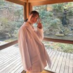 Karen Otomo Instagram – 最近のびっくり話。

きっと皆さんもびっくりして
もはやマンネリ話かもですが、
もう8割方、夏ですね🥵
（でも今日の東京は、雨で少し涼しい✨）

夏に着ようと思ってた
Tシャツやら何やら着てしまって、

あれ？
これってつまり、
夏は何も着ないってことかな？😇

と、口に出したら
ぎょっとされるようなことまで、
頭の中で考えるクローゼットの前の日々。

今年の夏も、
エルニーニョとラニーニャの名残が
ばちばちしてるのかしら？

また勉強しておこうっと📚

さて、
今週の予定です。

4月22日(月)
・17:10〜FM GUNMA「POTLUCK flower pot」
・22:00〜Abema「今日、好きになりました。」

4月23日（火）
・11:55〜日本テレビ「ヒルナンデス！ローカル線の旅」

4月25日(木)
・22:00〜日本テレビ「ダウンタウンDX」

今日の写真は、
1〜2枚目ヒルナンデス！
3〜4枚目今日好き
5〜6枚目ダウンタウンDX

ヒルナンデス！のロケはまだ薄く寒い時期。
今日の文章と
ちくはぐになってしまいましたが、
なんだか恋しいコートのお衣装です🧥