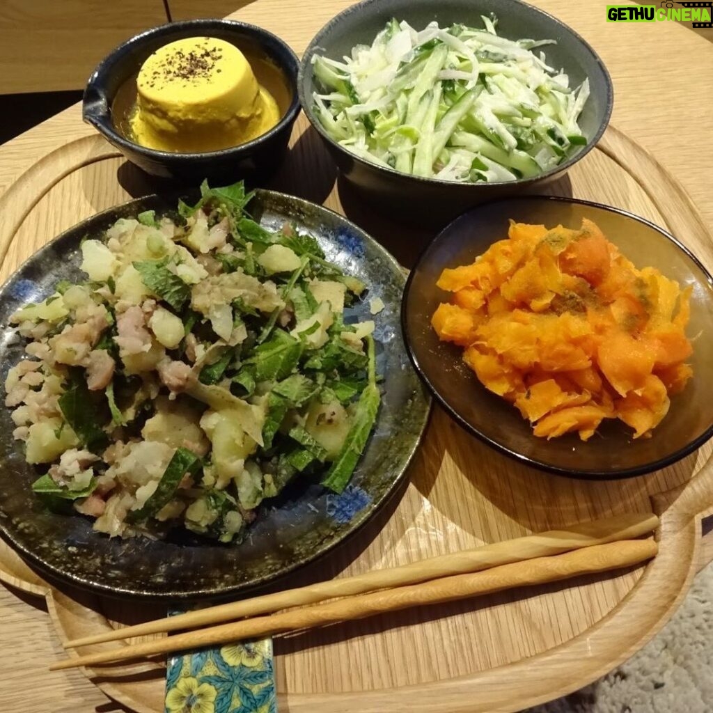 Karen Otomo Instagram - 基本的に、 切るだけ、 焼くだけ、 炒めるだけ。 数日分ですが、全部似てる感じ。 でも、おうちで食べるご飯がホッとするので好きです。