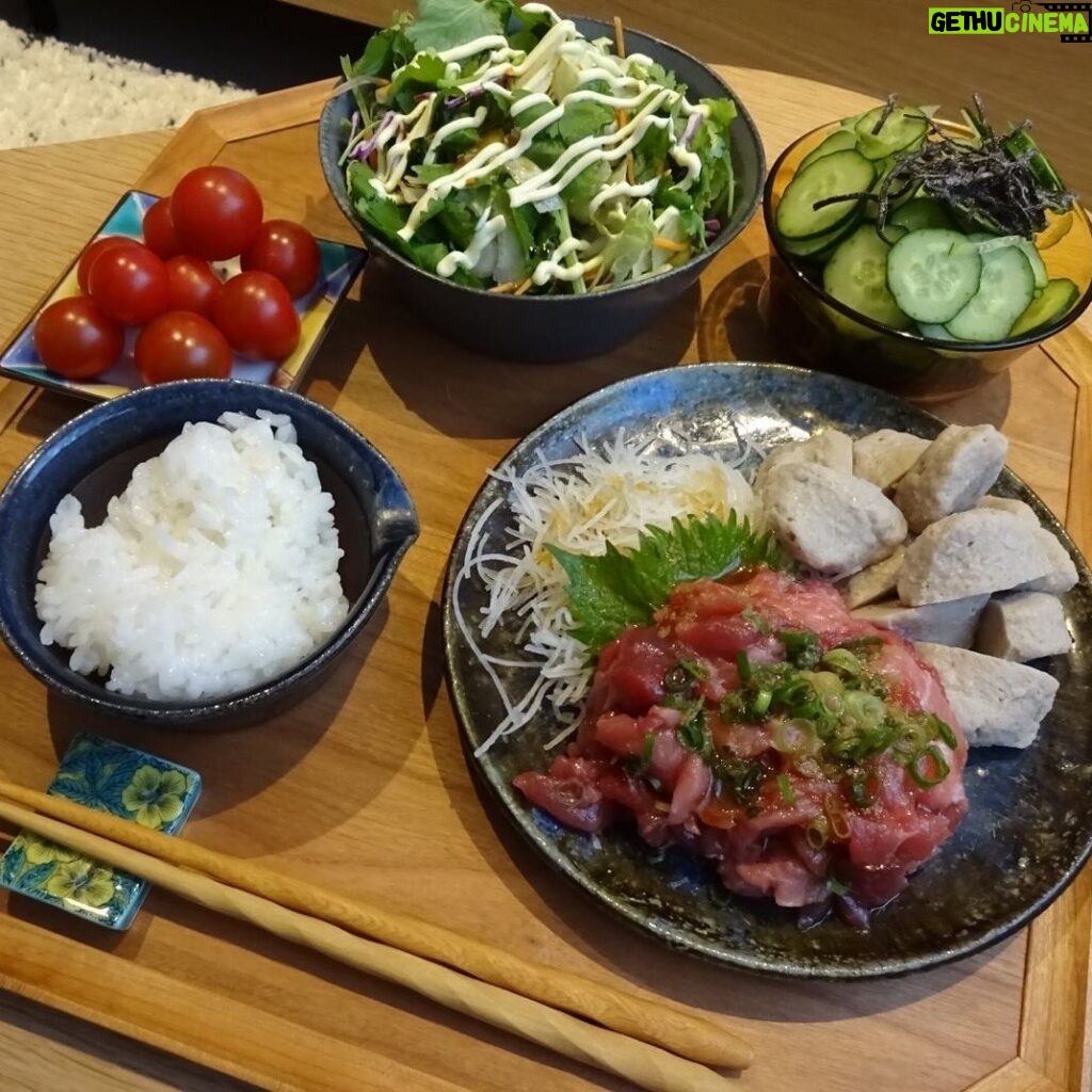 Karen Otomo Instagram - 基本的に、 切るだけ、 焼くだけ、 炒めるだけ。 数日分ですが、全部似てる感じ。 でも、おうちで食べるご飯がホッとするので好きです。
