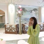 Karen Otomo Instagram - そして、 このあとは「王様のブランチ・トレンド部」 先週に続き、夢のようなファンタジースプリングスの旅。 ファンタジースプリングスホテル、華やかだけど癒されてときめく、副交感神経も交感神経も刺激されまくりな場所でした！！ もう、また行きたい、、、。 オープン楽しみ、、、。