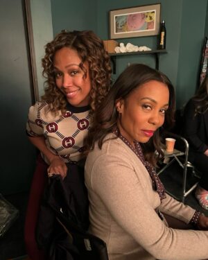 Karen Pittman Instagram - All things @themorningshow season 3 ❤️ #miajordan 
Love to the fans! 
@pppiccioli 
@nikkibeharie 
@selinafillinger 
@markduplass 
And #deltaairlines ☺️ @delta