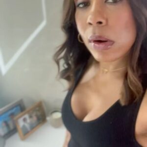 Karen Pittman Instagram - All things @themorningshow season 3 ❤️ #miajordan 
Love to the fans! 
@pppiccioli 
@nikkibeharie 
@selinafillinger 
@markduplass 
And #deltaairlines ☺️ @delta