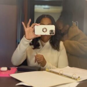 Karen Pittman Instagram - All things @themorningshow season 3 ❤️ #miajordan 
Love to the fans! 
@pppiccioli 
@nikkibeharie 
@selinafillinger 
@markduplass 
And #deltaairlines ☺️ @delta