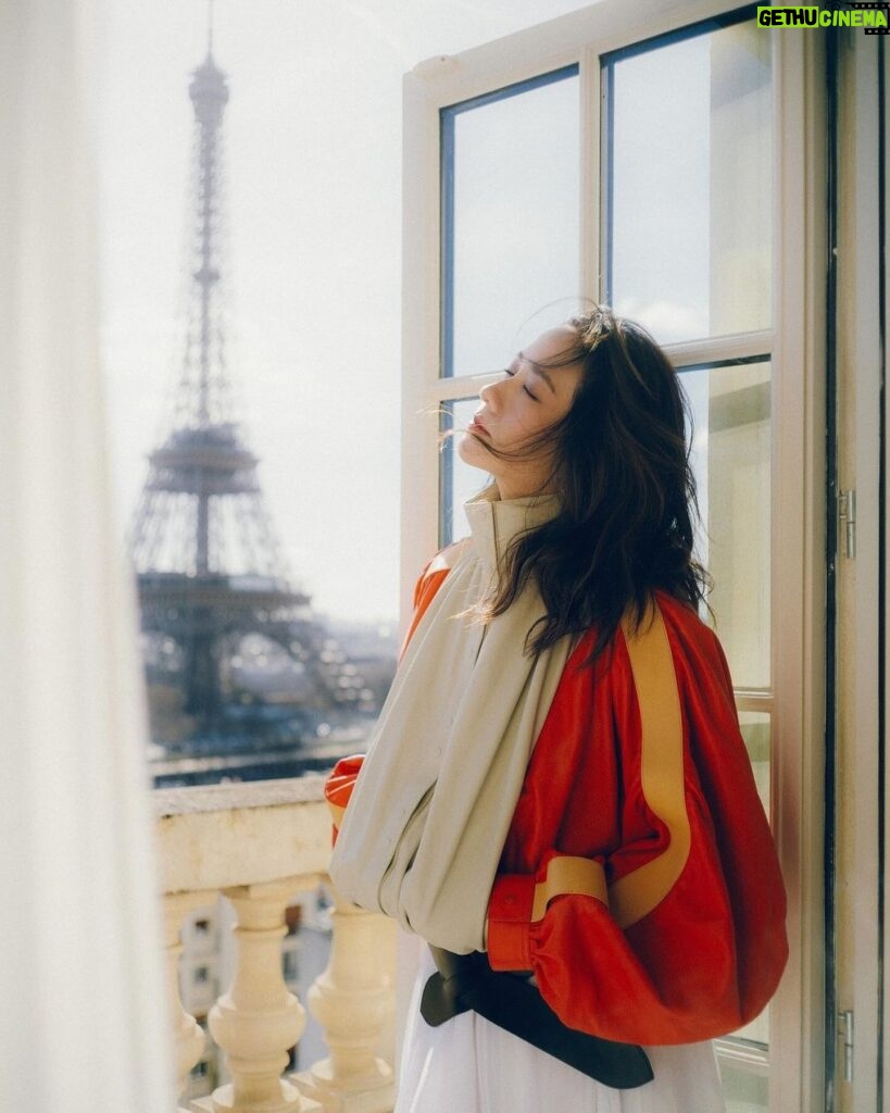 Karena Lam Kar-Yan Instagram - Louis Vuitton SS24 📍Hotel Shangri-La Paris #photo @harrisontsui #makeup @wi11wongofficial #hair @kristywailing #wardrobe @louisvuitton