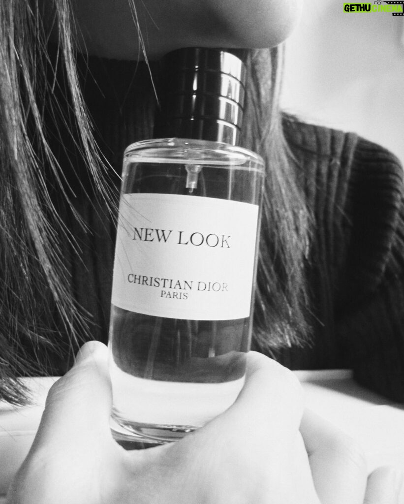 Karena Lam Kar-Yan Instagram - 喜歡她的神秘，身上的乳香味和溫暖的琥珀香調，嗯…令人久久無法忘懷的La Collection Privée Christian Dior New Look @DiorBeauty #DiorLaCollectionPrivee #NewLook