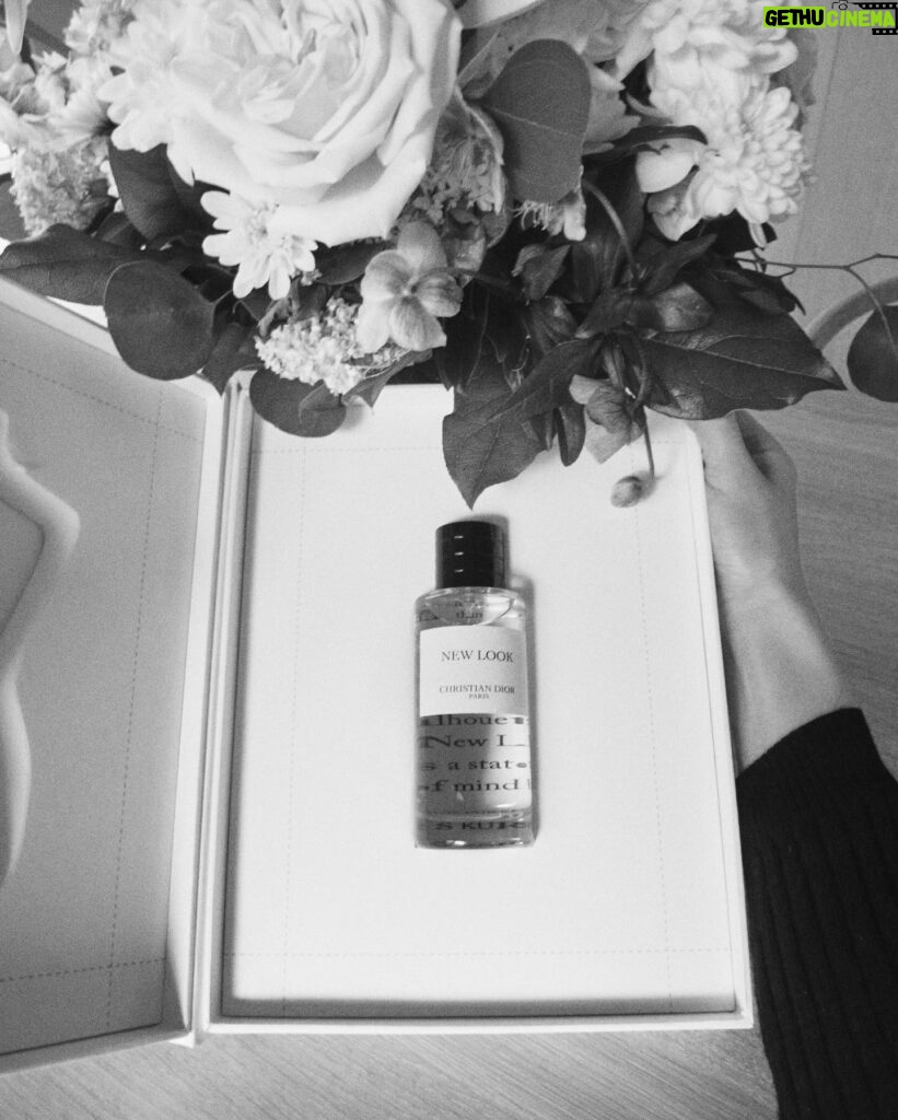 Karena Lam Kar-Yan Instagram - 喜歡她的神秘，身上的乳香味和溫暖的琥珀香調，嗯…令人久久無法忘懷的La Collection Privée Christian Dior New Look @DiorBeauty #DiorLaCollectionPrivee #NewLook