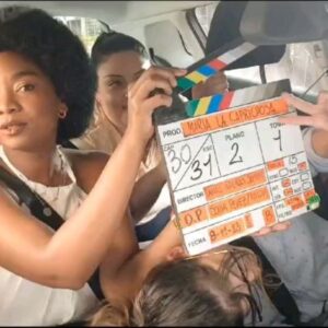 Karent Hinestroza Instagram - ¡ Fuera del aire ! 🎬🎥 !!! 🙏🏽

Después de 7 meses de rodaje, hemos terminado las grabaciones. 

La vida me ha permitido poner mi ser y profesión al servicio de una historia que además de importante, es urgente que sea contada. 🙏🏽

Son muchas las personas que han hecho posible que este sueño cada vez esté más cerca de convertirse en una realidad, quiero empezar por agradecer a las mujeres: la mujer que inspiró esta historia, la escritora que contó esta historia y la productora que se hizo cargo de esta historia. Gracias. (ya en su momento haré una publicación de cada una de ellas 🙌🏽). 

Muchas gracias por confiar en mí, por su generosidad, su entrega y valentía para asumir este gran reto: @cubanacub
@daniel_arenass
@rafamartinezdirector y todo el gran equipo de MLC. 

Muy pronto les contaré de qué se trata esta bella serie de televisión en la cual he tenido el honor de participar.🌻

IT IS A WRAP! 🎬

Fotos 1,2: Chicos de sonido, @eddyramirez__ & @saxman161195
Foto 3: @daniel_arenass