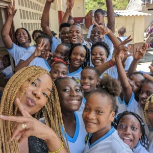 Karent Hinestroza Instagram - Recuerdo que cuando era una niña y estaba en la escuela en Timbiquí, tenía conversaciones con mis amigas sobre que en Colombia no sabían que nosotros existíamos, también de que Timbiquí no aparecía en el mapa, nos sentíamos aparte, lejos de Colombia. Cuando llegué a estudiar a Cali y decía que era de Timbiquí, la gente se burlaba al escuchar ese nombre, también se burlaban de mi acento pacífico - timbiquireña.... Hoy al ver el vídeo de la llegada del presidente a Timbiquí a saludar, a escuchar al pueblo y hacer la entrega de una escuela étnica, me sentí como cuando era niña y estaba en la primaria estudiando en Timbiquí y no veia posible, ni siquiera podía imaginar que un presidente de la república podría ir a nuestro pueblo, cómo lo iba imaginar si estábamos fuera de Colombia; así nos trataban, así nos sentíamos, éramos invisibles para el gobierno. Algunos de los gobiernos anteriores sólo nos habían enviado expresidiarios rusos a explotar el oro y envenenar nuestro río, antes de ello compañías francesas para hacer lo mismo, llevando todo tipo de mal al pueblo... Hoy lloro como niña, como la Karent que vivía en Timbiquí y jamás pensó que podríamos llegar a ser considerados por el gobierno nacional. Gracias presidente Gustavo Petro por devolvernos la esperanza. @gustavopetrourrego
Por primera vez en la historia el presidente de Colombia visita Timbiquí. 🤎

 ¡ Somos Timbiquireños !

#Timbiquícauca #timbiquí