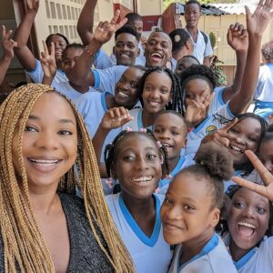 Karent Hinestroza Instagram - Recuerdo que cuando era una niña y estaba en la escuela en Timbiquí, tenía conversaciones con mis amigas sobre que en Colombia no sabían que nosotros existíamos, también de que Timbiquí no aparecía en el mapa, nos sentíamos aparte, lejos de Colombia. Cuando llegué a estudiar a Cali y decía que era de Timbiquí, la gente se burlaba al escuchar ese nombre, también se burlaban de mi acento pacífico - timbiquireña.... Hoy al ver el vídeo de la llegada del presidente a Timbiquí a saludar, a escuchar al pueblo y hacer la entrega de una escuela étnica, me sentí como cuando era niña y estaba en la primaria estudiando en Timbiquí y no veia posible, ni siquiera podía imaginar que un presidente de la república podría ir a nuestro pueblo, cómo lo iba imaginar si estábamos fuera de Colombia; así nos trataban, así nos sentíamos, éramos invisibles para el gobierno. Algunos de los gobiernos anteriores sólo nos habían enviado expresidiarios rusos a explotar el oro y envenenar nuestro río, antes de ello compañías francesas para hacer lo mismo, llevando todo tipo de mal al pueblo... Hoy lloro como niña, como la Karent que vivía en Timbiquí y jamás pensó que podríamos llegar a ser considerados por el gobierno nacional. Gracias presidente Gustavo Petro por devolvernos la esperanza. @gustavopetrourrego
Por primera vez en la historia el presidente de Colombia visita Timbiquí. 🤎

 ¡ Somos Timbiquireños !

#Timbiquícauca #timbiquí