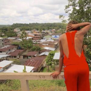 Karent Hinestroza Instagram - Recuerdo que cuando era una niña y estaba en la escuela en Timbiquí, tenía conversaciones con mis amigas sobre que en Colombia no sabían que nosotros existíamos, también de que Timbiquí no aparecía en el mapa, nos sentíamos aparte, lejos de Colombia. Cuando llegué a estudiar a Cali y decía que era de Timbiquí, la gente se burlaba al escuchar ese nombre, también se burlaban de mi acento pacífico - timbiquireña.... Hoy al ver el vídeo de la llegada del presidente a Timbiquí a saludar, a escuchar al pueblo y hacer la entrega de una escuela étnica, me sentí como cuando era niña y estaba en la primaria estudiando en Timbiquí y no veia posible, ni siquiera podía imaginar que un presidente de la república podría ir a nuestro pueblo, cómo lo iba imaginar si estábamos fuera de Colombia; así nos trataban, así nos sentíamos, éramos invisibles para el gobierno. Algunos de los gobiernos anteriores sólo nos habían enviado expresidiarios rusos a explotar el oro y envenenar nuestro río, antes de ello compañías francesas para hacer lo mismo, llevando todo tipo de mal al pueblo... Hoy lloro como niña, como la Karent que vivía en Timbiquí y jamás pensó que podríamos llegar a ser considerados por el gobierno nacional. Gracias presidente Gustavo Petro por devolvernos la esperanza. @gustavopetrourrego
Por primera vez en la historia el presidente de Colombia visita Timbiquí. 🤎

 ¡ Somos Timbiquireños !

#Timbiquícauca #timbiquí