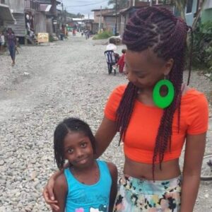 Karent Hinestroza Instagram - Recuerdo que cuando era una niña y estaba en la escuela en Timbiquí, tenía conversaciones con mis amigas sobre que en Colombia no sabían que nosotros existíamos, también de que Timbiquí no aparecía en el mapa, nos sentíamos aparte, lejos de Colombia. Cuando llegué a estudiar a Cali y decía que era de Timbiquí, la gente se burlaba al escuchar ese nombre, también se burlaban de mi acento pacífico - timbiquireña.... Hoy al ver el vídeo de la llegada del presidente a Timbiquí a saludar, a escuchar al pueblo y hacer la entrega de una escuela étnica, me sentí como cuando era niña y estaba en la primaria estudiando en Timbiquí y no veia posible, ni siquiera podía imaginar que un presidente de la república podría ir a nuestro pueblo, cómo lo iba imaginar si estábamos fuera de Colombia; así nos trataban, así nos sentíamos, éramos invisibles para el gobierno. Algunos de los gobiernos anteriores sólo nos habían enviado expresidiarios rusos a explotar el oro y envenenar nuestro río, antes de ello compañías francesas para hacer lo mismo, llevando todo tipo de mal al pueblo... Hoy lloro como niña, como la Karent que vivía en Timbiquí y jamás pensó que podríamos llegar a ser considerados por el gobierno nacional. Gracias presidente Gustavo Petro por devolvernos la esperanza. @gustavopetrourrego
Por primera vez en la historia el presidente de Colombia visita Timbiquí. 🤎

 ¡ Somos Timbiquireños !

#Timbiquícauca #timbiquí
