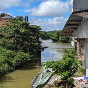 Karent Hinestroza Instagram - Recuerdo que cuando era una niña y estaba en la escuela en Timbiquí, tenía conversaciones con mis amigas sobre que en Colombia no sabían que nosotros existíamos, también de que Timbiquí no aparecía en el mapa, nos sentíamos aparte, lejos de Colombia. Cuando llegué a estudiar a Cali y decía que era de Timbiquí, la gente se burlaba al escuchar ese nombre, también se burlaban de mi acento pacífico - timbiquireña.... Hoy al ver el vídeo de la llegada del presidente a Timbiquí a saludar, a escuchar al pueblo y hacer la entrega de una escuela étnica, me sentí como cuando era niña y estaba en la primaria estudiando en Timbiquí y no veia posible, ni siquiera podía imaginar que un presidente de la república podría ir a nuestro pueblo, cómo lo iba imaginar si estábamos fuera de Colombia; así nos trataban, así nos sentíamos, éramos invisibles para el gobierno. Algunos de los gobiernos anteriores sólo nos habían enviado expresidiarios rusos a explotar el oro y envenenar nuestro río, antes de ello compañías francesas para hacer lo mismo, llevando todo tipo de mal al pueblo... Hoy lloro como niña, como la Karent que vivía en Timbiquí y jamás pensó que podríamos llegar a ser considerados por el gobierno nacional. Gracias presidente Gustavo Petro por devolvernos la esperanza. @gustavopetrourrego
Por primera vez en la historia el presidente de Colombia visita Timbiquí. 🤎

 ¡ Somos Timbiquireños !

#Timbiquícauca #timbiquí