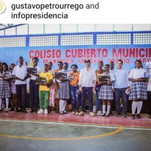 Karent Hinestroza Instagram - Recuerdo que cuando era una niña y estaba en la escuela en Timbiquí, tenía conversaciones con mis amigas sobre que en Colombia no sabían que nosotros existíamos, también de que Timbiquí no aparecía en el mapa, nos sentíamos aparte, lejos de Colombia. Cuando llegué a estudiar a Cali y decía que era de Timbiquí, la gente se burlaba al escuchar ese nombre, también se burlaban de mi acento pacífico - timbiquireña.... Hoy al ver el vídeo de la llegada del presidente a Timbiquí a saludar, a escuchar al pueblo y hacer la entrega de una escuela étnica, me sentí como cuando era niña y estaba en la primaria estudiando en Timbiquí y no veia posible, ni siquiera podía imaginar que un presidente de la república podría ir a nuestro pueblo, cómo lo iba imaginar si estábamos fuera de Colombia; así nos trataban, así nos sentíamos, éramos invisibles para el gobierno. Algunos de los gobiernos anteriores sólo nos habían enviado expresidiarios rusos a explotar el oro y envenenar nuestro río, antes de ello compañías francesas para hacer lo mismo, llevando todo tipo de mal al pueblo... Hoy lloro como niña, como la Karent que vivía en Timbiquí y jamás pensó que podríamos llegar a ser considerados por el gobierno nacional. Gracias presidente Gustavo Petro por devolvernos la esperanza. @gustavopetrourrego
Por primera vez en la historia el presidente de Colombia visita Timbiquí. 🤎

 ¡ Somos Timbiquireños !

#Timbiquícauca #timbiquí