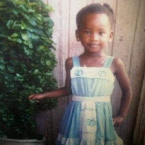 Karent Hinestroza Instagram - Recuerdo que cuando era una niña y estaba en la escuela en Timbiquí, tenía conversaciones con mis amigas sobre que en Colombia no sabían que nosotros existíamos, también de que Timbiquí no aparecía en el mapa, nos sentíamos aparte, lejos de Colombia. Cuando llegué a estudiar a Cali y decía que era de Timbiquí, la gente se burlaba al escuchar ese nombre, también se burlaban de mi acento pacífico - timbiquireña.... Hoy al ver el vídeo de la llegada del presidente a Timbiquí a saludar, a escuchar al pueblo y hacer la entrega de una escuela étnica, me sentí como cuando era niña y estaba en la primaria estudiando en Timbiquí y no veia posible, ni siquiera podía imaginar que un presidente de la república podría ir a nuestro pueblo, cómo lo iba imaginar si estábamos fuera de Colombia; así nos trataban, así nos sentíamos, éramos invisibles para el gobierno. Algunos de los gobiernos anteriores sólo nos habían enviado expresidiarios rusos a explotar el oro y envenenar nuestro río, antes de ello compañías francesas para hacer lo mismo, llevando todo tipo de mal al pueblo... Hoy lloro como niña, como la Karent que vivía en Timbiquí y jamás pensó que podríamos llegar a ser considerados por el gobierno nacional. Gracias presidente Gustavo Petro por devolvernos la esperanza. @gustavopetrourrego
Por primera vez en la historia el presidente de Colombia visita Timbiquí. 🤎

 ¡ Somos Timbiquireños !

#Timbiquícauca #timbiquí